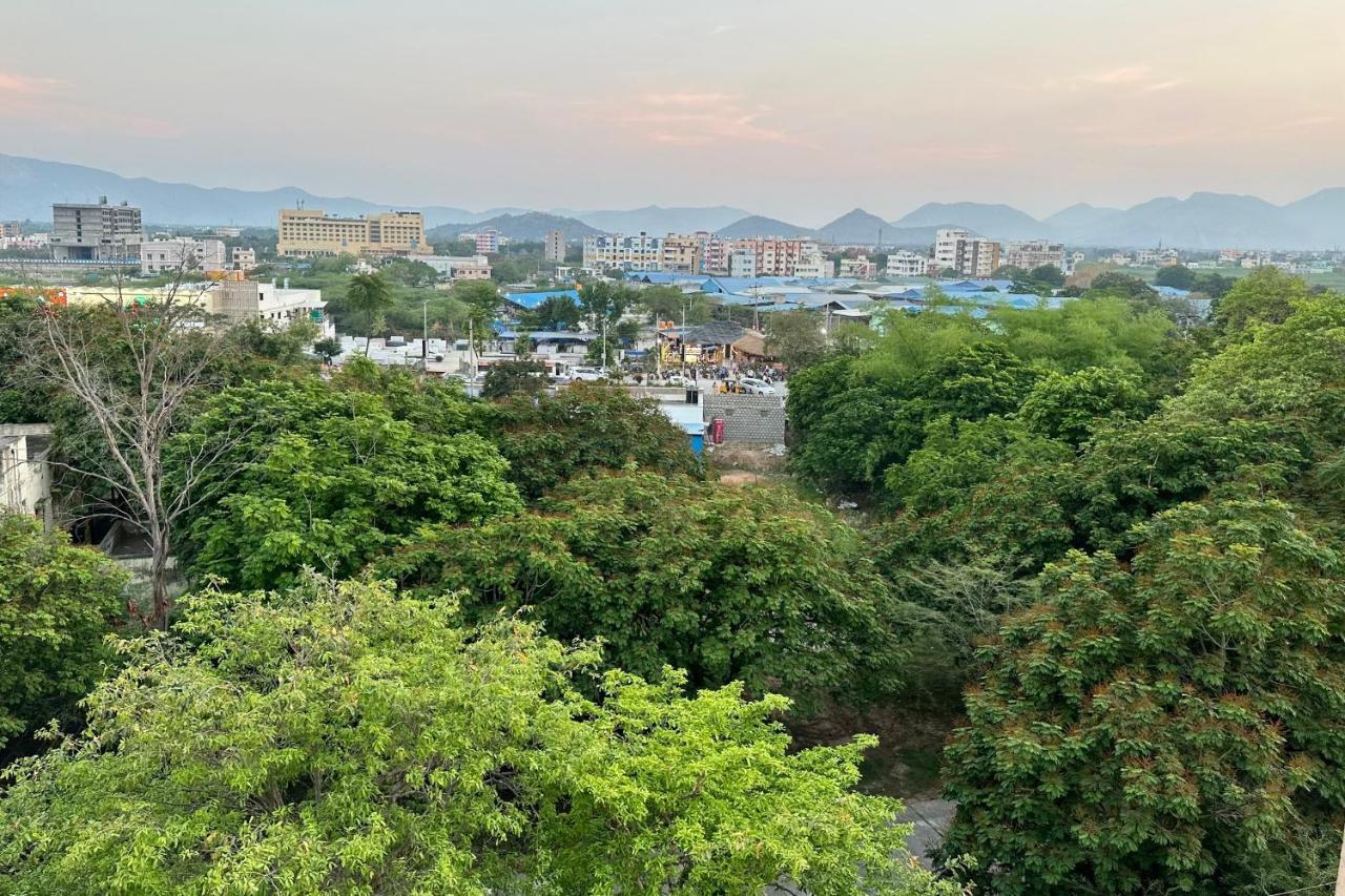 Truelife - Family Suites - Ps4 Veg Restaurant, On Way To Balaji Temple - 2Bhk Ac Apartments - Coffee Tea Milk - Super Fast Wifi, Kitchen, Smart Tv, Parking - Easy Access To Airport, Railway Station And To All Temples - Top Service With Lots Of Love 티루파티 외부 사진